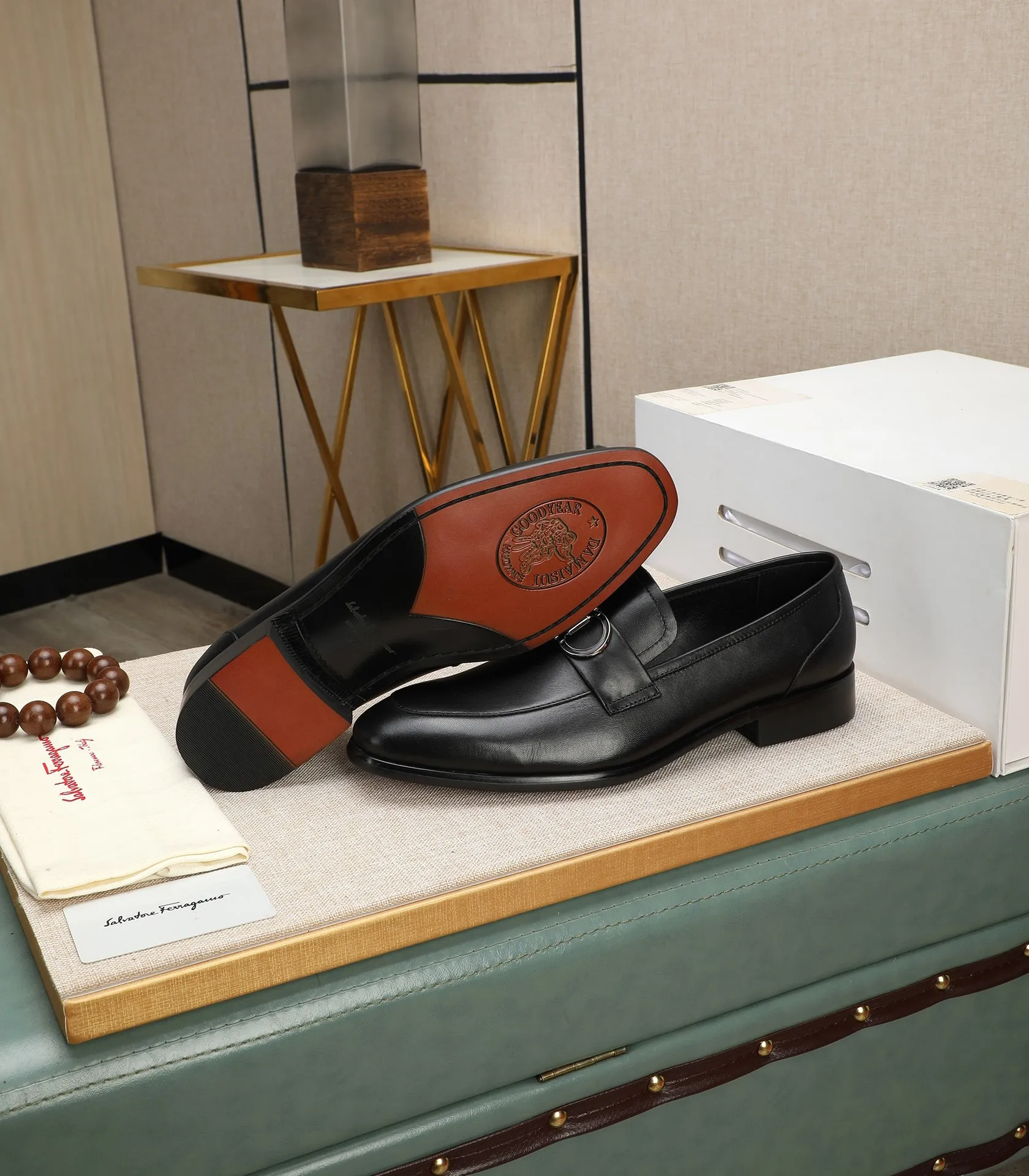 Men's shoes 💰540📛📛(water-dyed cowhide) Salvatore Ferragamo high-end (Salvatore Ferragamo) is the world's top luxury footwear brand. It comes from the fashion kingdom of Italy and is famous all over the world for its traditional handmade design and novel styles...🚶🏻🚶🏻New suit shoes are available simultaneously at the counter. This model is purely handmade. The fabric is imported from Italy's original first-layer cowhide. Soft water-dyed cowhide lining. Original authentic outsole🌀🌀Size: 38➖44 (45 customized)